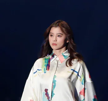 朝比奈彩、私服コーデを公開!抜群のスタイルに「彩ちゃんらしさを感じる」「ほんとーにカッコいい!」と反響