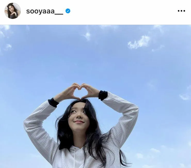 ※JISOOオフィシャルInstagram(sooyaaa__)より