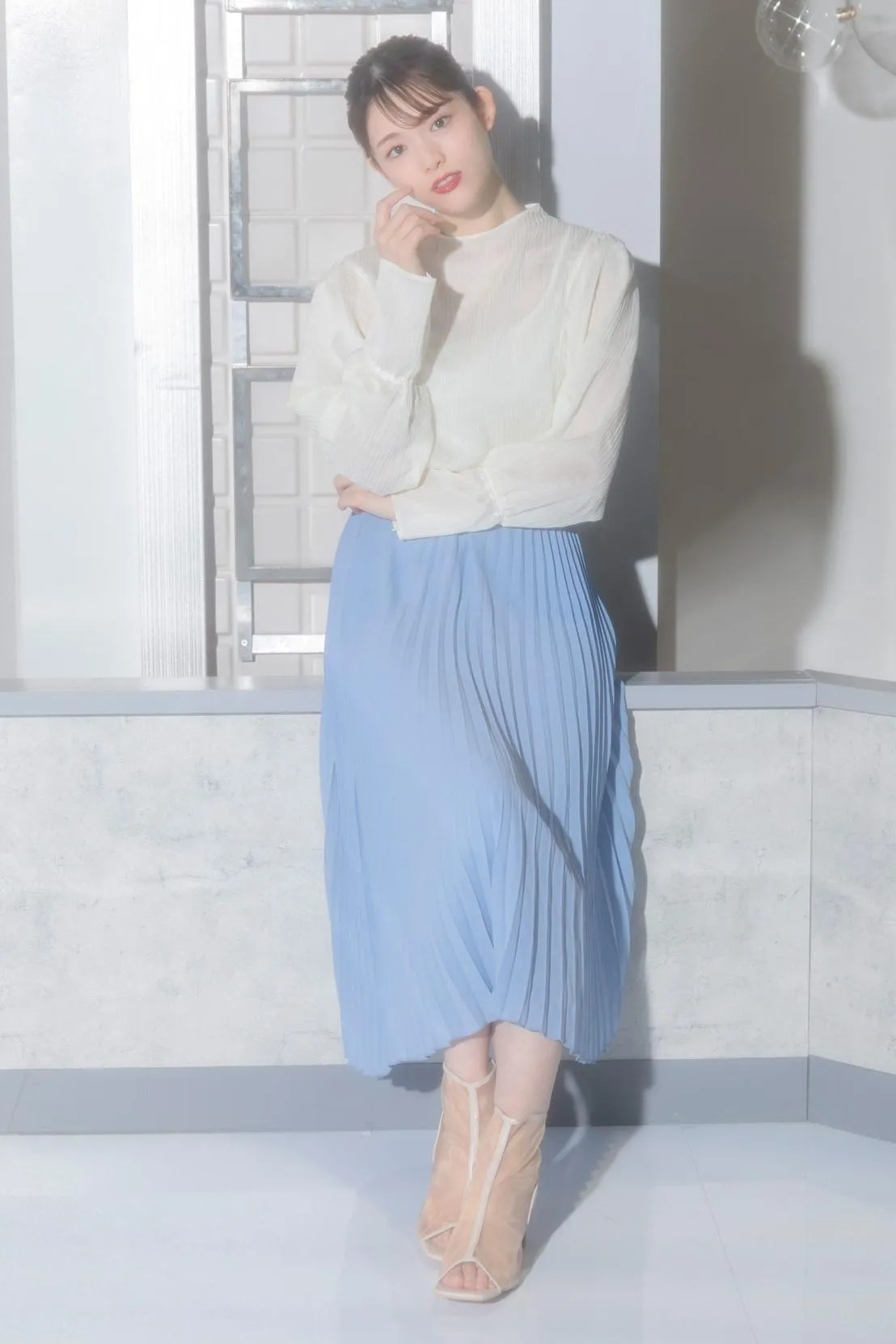  【全身写真】透明感…！ブルーのスカートが爽やかなコーデの松村沙友理