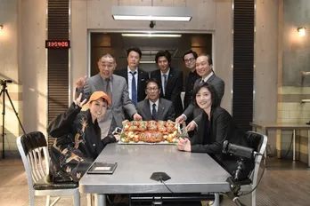 AIを天海祐希が取り調べ!?「緊急取調室」撮影現場を訪問したAIが大興奮!