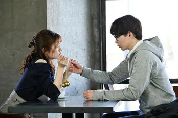 小芝風花“澪”が小悪魔系女子に“キャラ変”！豊田裕大“満”に急接近で、妖怪たちは大騒ぎ＜妖怪シェアハウス＞