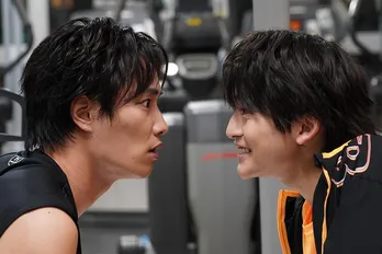 高橋文哉“山瀬”、恋のライバル・鈴木伸之“小野”と一緒にジムへ!謎が深まる新シーン写真解禁<悪女(わる)>