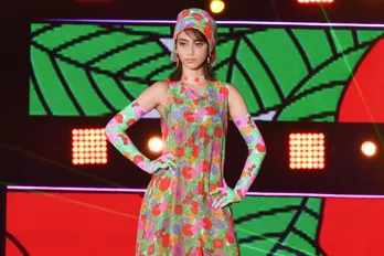 滝沢カレン、トップバッターで堂々ランウエー<GirlsAward>