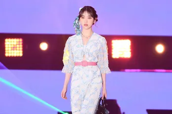 元乃木坂46堀未央奈、“おなかチラ見せ”スタイルで魅了<GirlsAward>