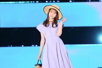 めるる、女の子らしい決めポーズにちょっと照れる＜GirlsAward＞