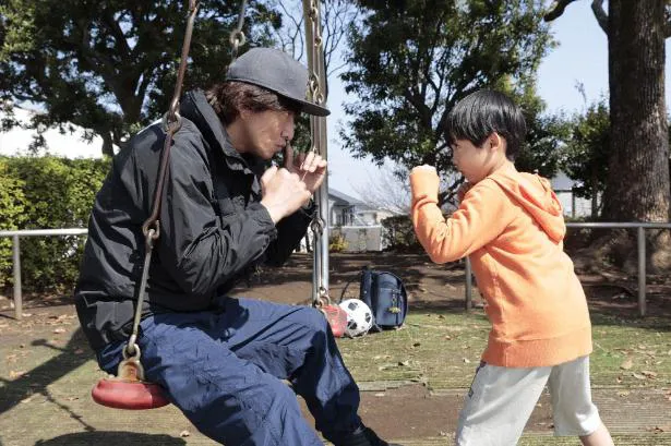 【写真】少年にボクシングを教える木村拓哉“桐沢”