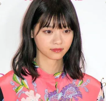西野七瀬の腕に飯豊まりえがちょこんと顎乗せ、仲良し二人に「ほっこり」「まりえちゃんがデレデレ」の声＜恋マジ＞