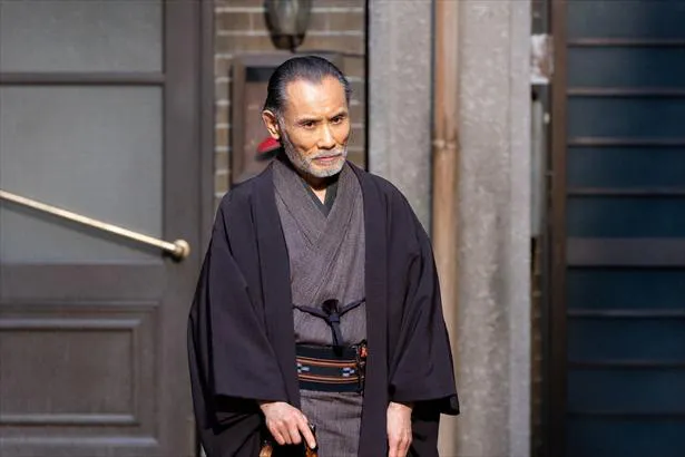 【写真を見る】沖縄県人会会長・平良三郎(片岡鶴太郎)。渋い！