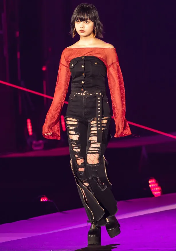 画像・写真 欅坂46・平手友梨奈 ランウェイで“美脚”チラリ！ファン