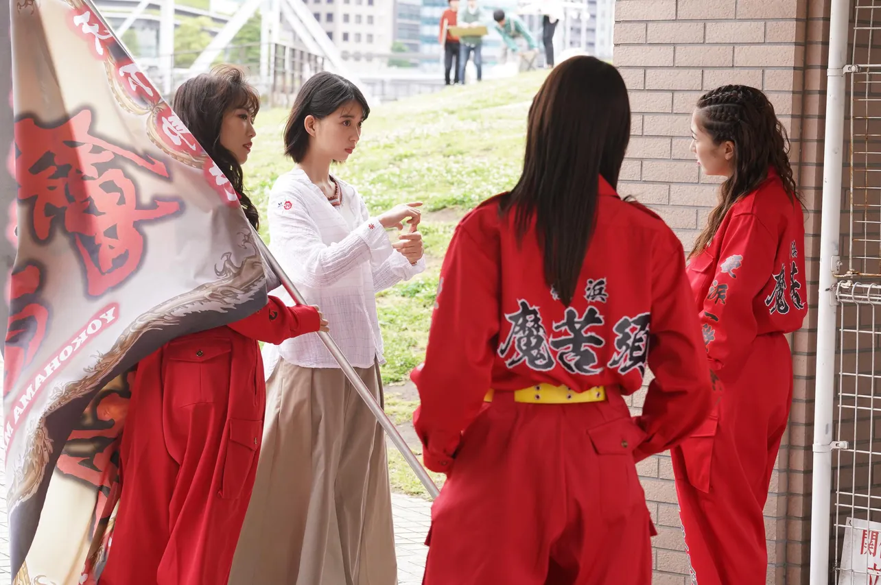 【写真を見る】赤い特攻服を着た横浜魔苦須のメンバー(ももいろクローバーZ)に物申す深雪(森川葵)