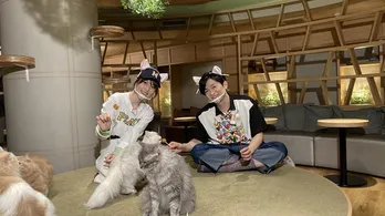 “バッキバキの”下野紘＆内田真礼、猫カフェでデレデレ　内田の「おいで〜」に猫、一気に大集合＜声優と夜あそび＞