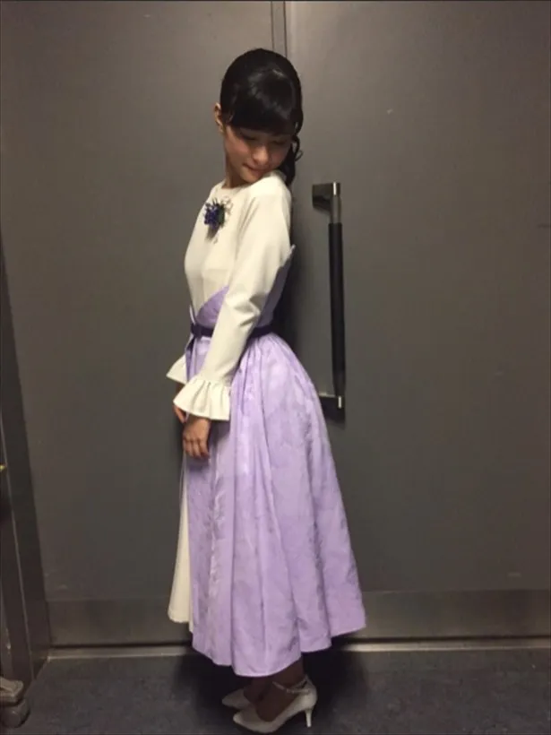 芳根京子、すみれのべっぴんドレス公開
