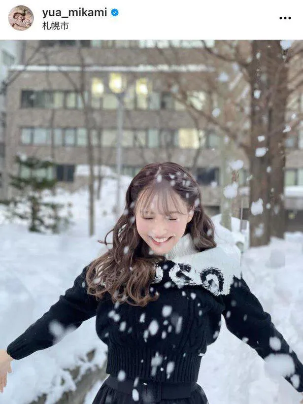 まるで雪の妖精…雪の中で楽しそうな三上悠亜