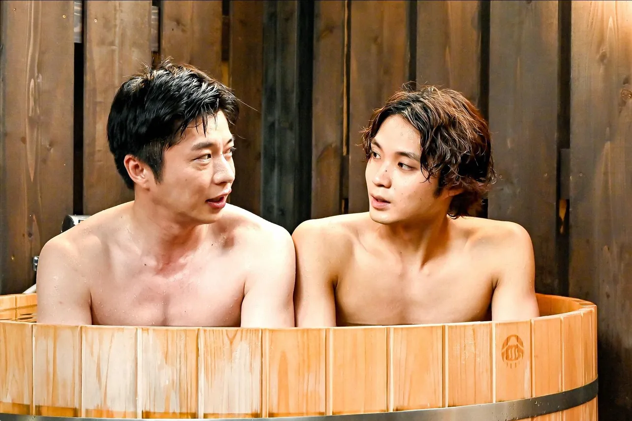 【写真を見る】小さな浴槽で肩を寄せ合い見つめ合う田中圭と磯村勇斗