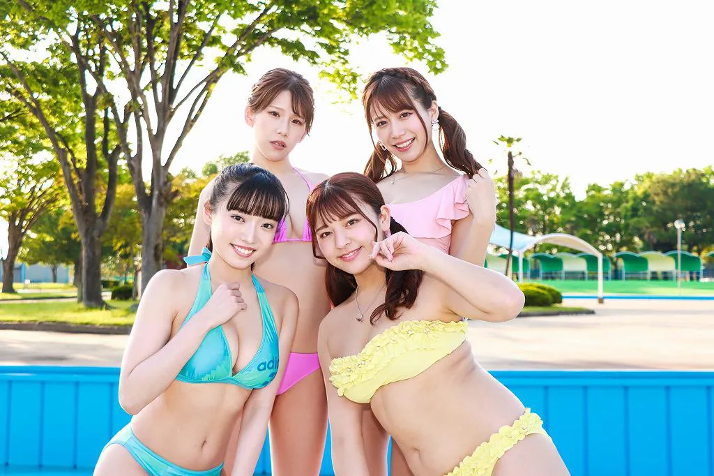 カメレオンリパブリックの桜田愛音、徳江かな(前列左から)、宮永薫、桜りん(後列左から)