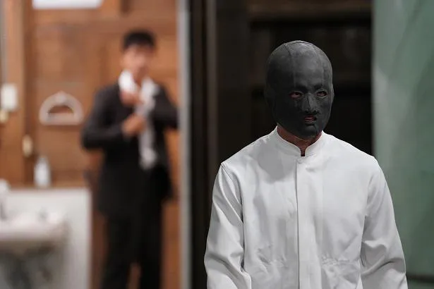 【写真を見る】第4話に登場した不気味な黒マスク姿の男