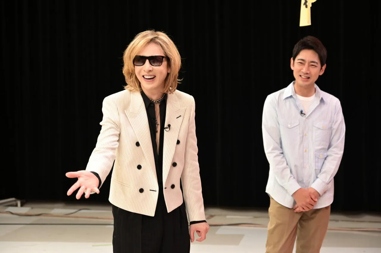 【写真を見る】うれしそうにYOSHIKIを見つめる小泉孝太郎(