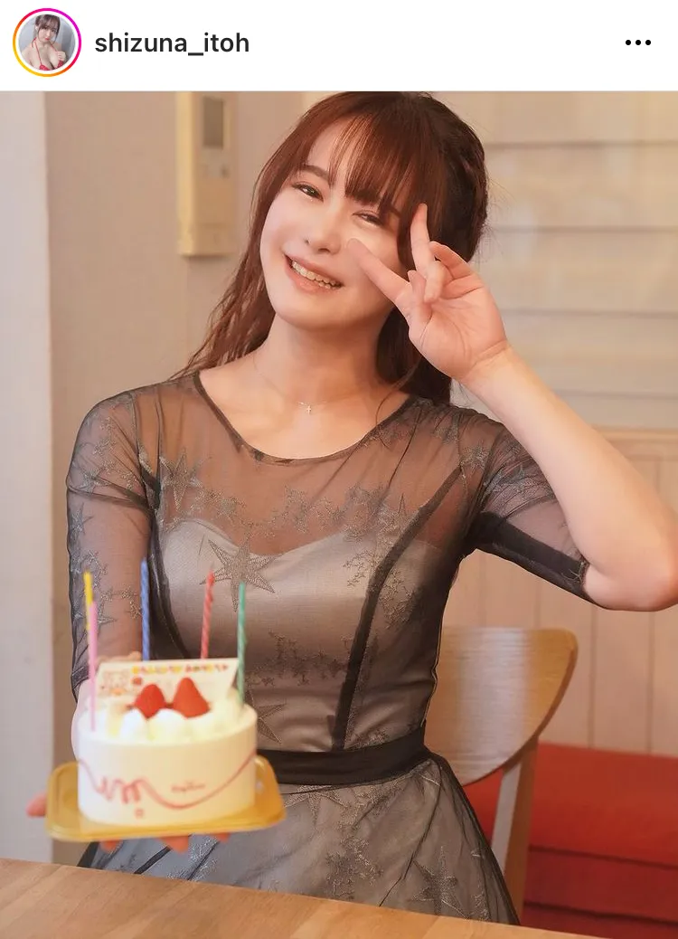 誕生日ケーキを手にした笑顔の伊藤しずな