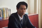 学園で起こるある事件の“真実”に迫る刑事を演じる持田将史「教祖のムスメ」より
