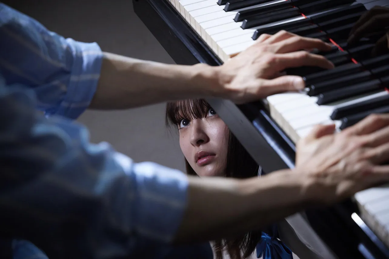 【写真を見る】演奏中の正樹(中島裕翔)をピアノの下からこっそりのぞく冴(吉川愛)