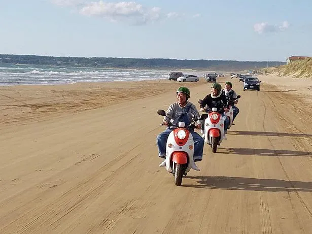 【写真】海岸を気持ちよさそうにバイクで走る笑顔の出川哲朗＆上島竜兵さん