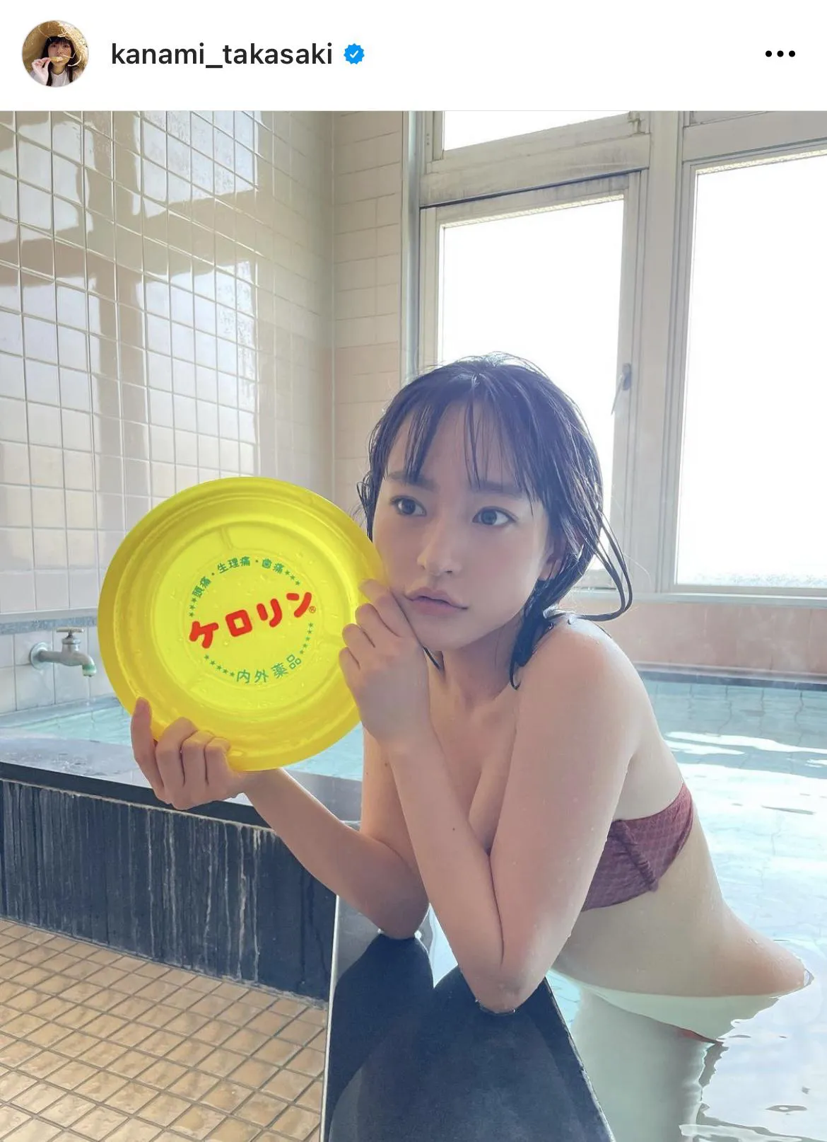 【写真を見る】懐かしのケロリン桶を持った高崎かなみの水着SHOT