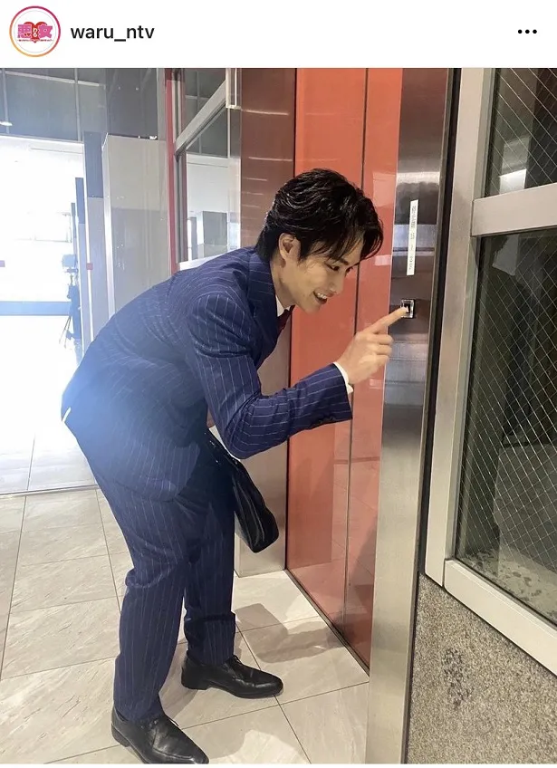 【写真を見る】鈴木伸之、エレベーターのボタンを連打し、いたずらっ子の表情