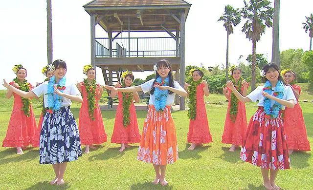 【写真を見る】笑顔でフラを踊る3人