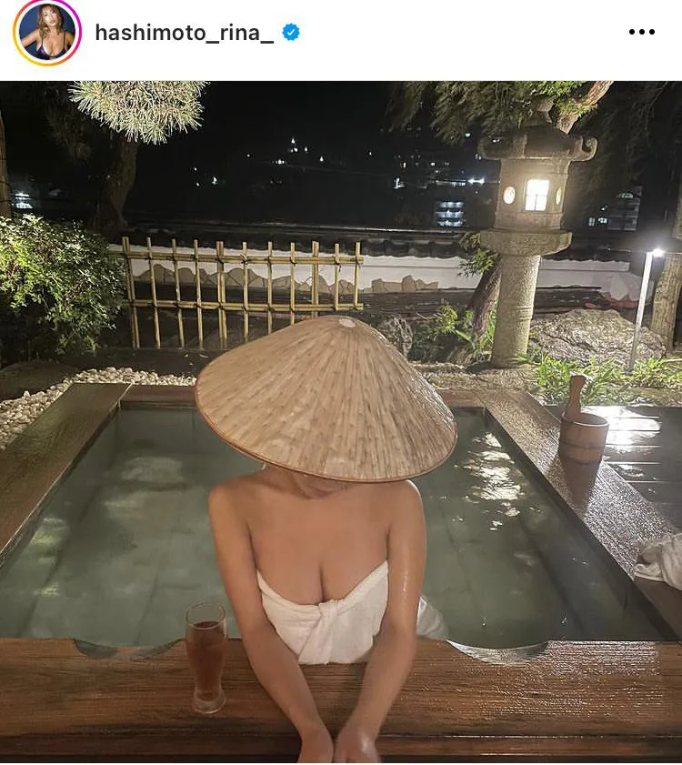 【写真を見る】橋本梨菜、温泉での妖艶グラビアショット