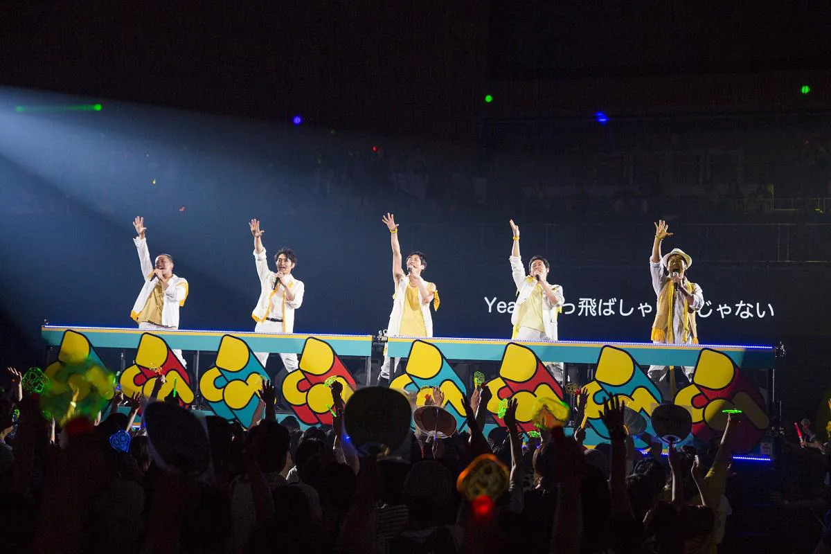 【写真を見る】大泉洋、安田顕らがアイドルに扮して歌って踊るTEAM★NACS