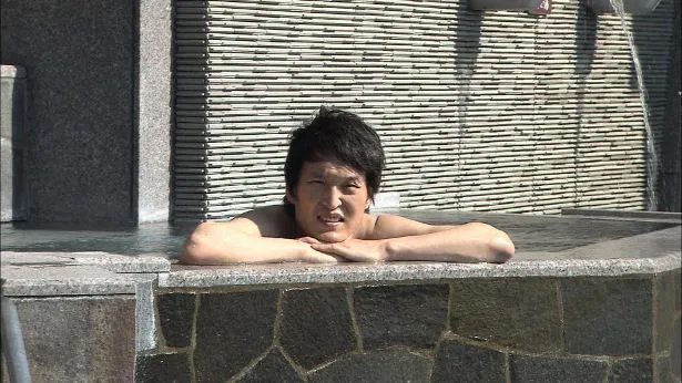 千原ジュニアはホテルの屋上にある地上40メートルの眺望露天風呂で「素晴らしいですね！」と景色を堪能