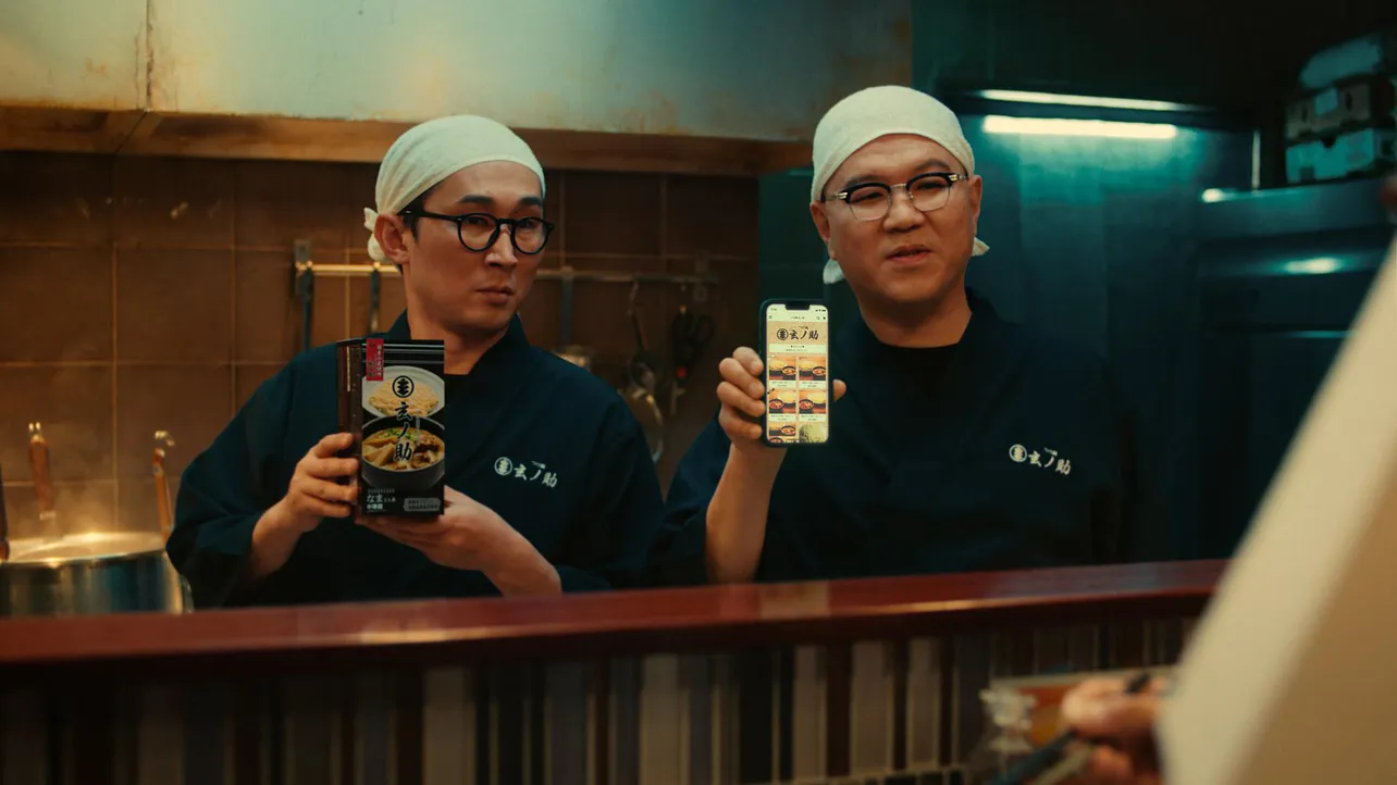 【写真】人気ラーメン店の店員(右：じろう)と店主(左：長谷川忍)を演じるシソンヌ