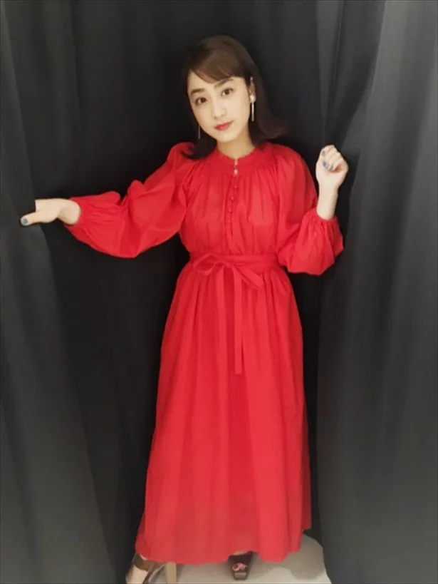 平祐奈、魔女風の赤ドレス