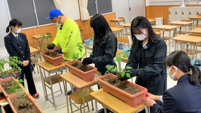 STU48・矢野帆夏＆兵頭葵、HIPPYが「トマト」の植え付けにもチャレンジ