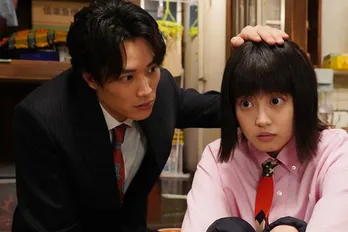 ＜悪女(わる)＞鈴木伸之“小野”が今田美桜“麻理鈴”の頭をポン　高橋文哉“山瀬”は嫉妬！恋の四角関係どうなる？