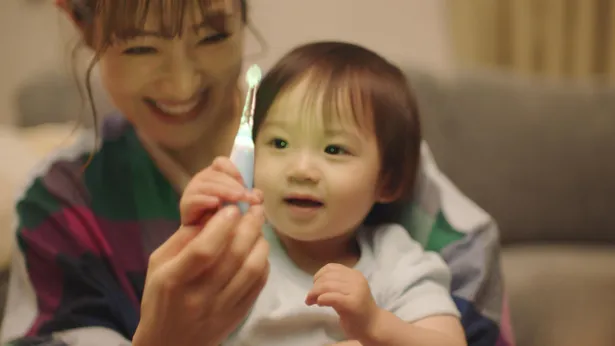 「今日の健康は、将来の健康なんでちゅー」と、赤ちゃんの歯磨きを始める大沢あかね