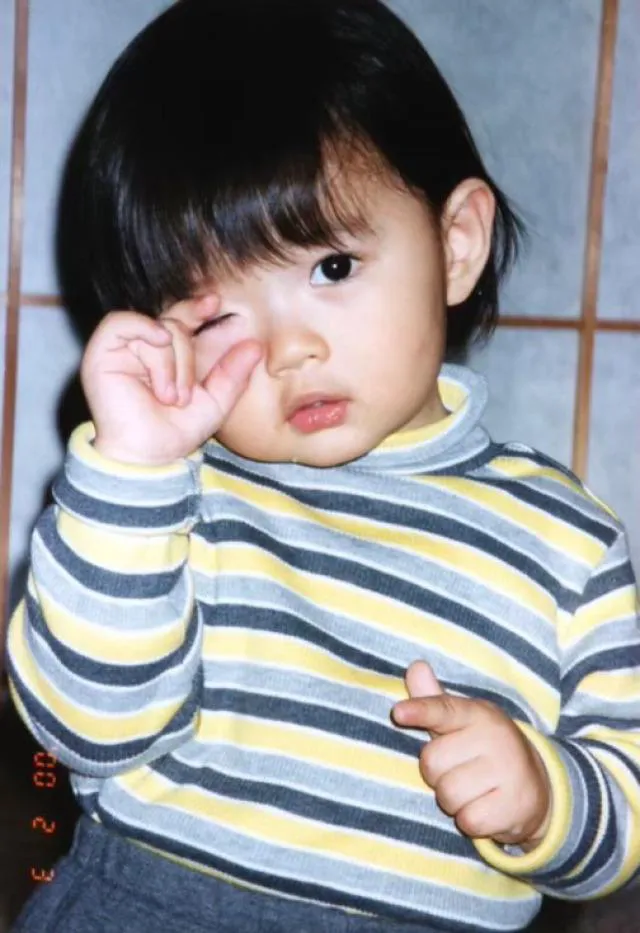 【写真】おちゃめな表情でポーズを決める、2歳の頃の佐野勇斗