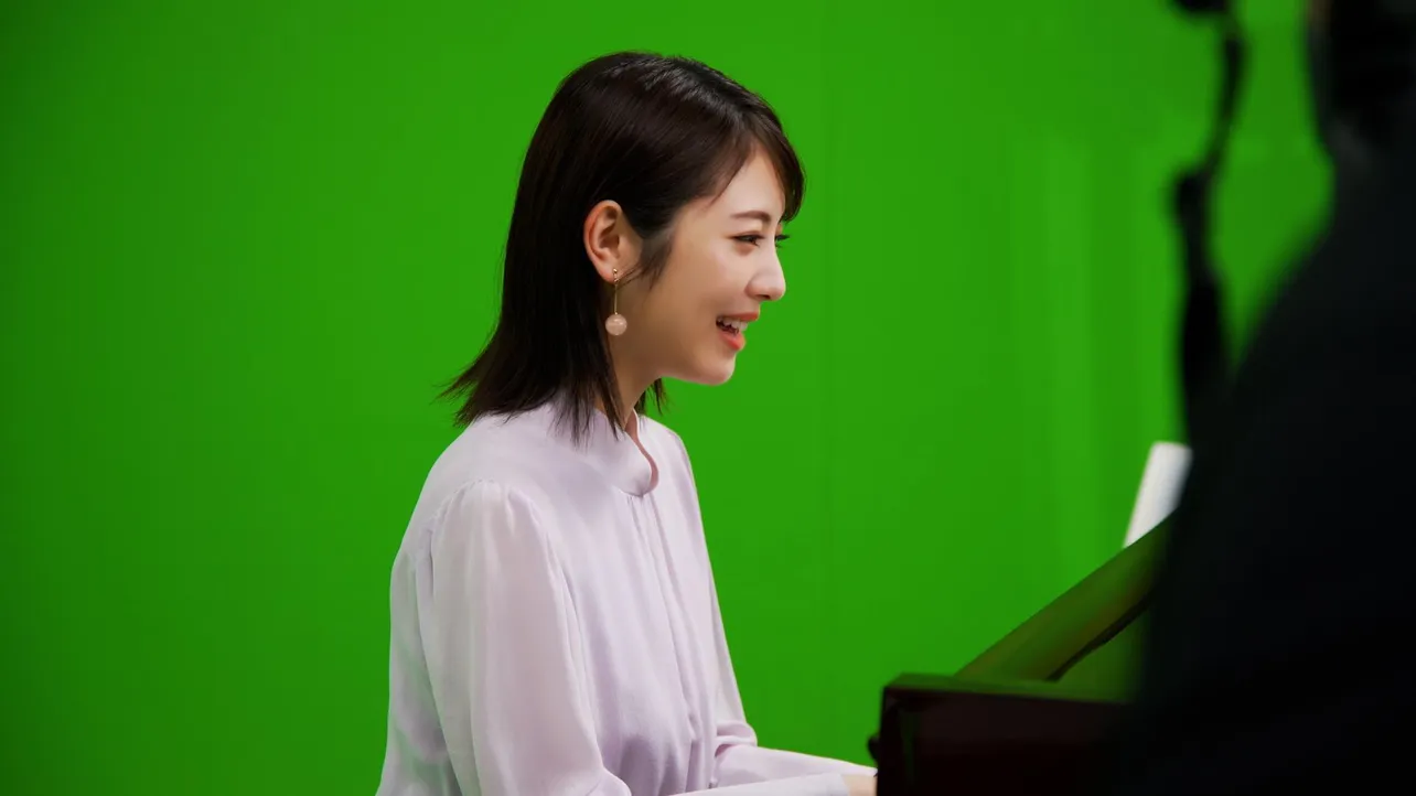 【写真】笑顔でピアノを弾く浜辺美波