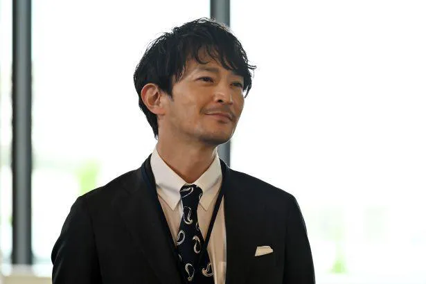 【写真】格好いい…！大人の魅力あふれる上司役を熱演する津田健次郎