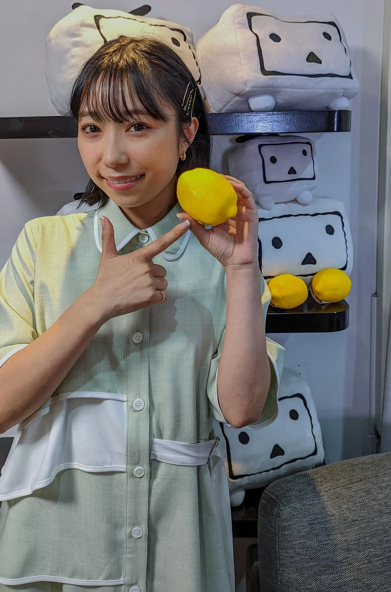 レモンを持つ小林愛香