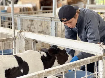 <King & Princeる。>超潔癖症の永瀬廉が酪農にチャレンジ! 今後の人生のための“社会勉強”企画第1弾