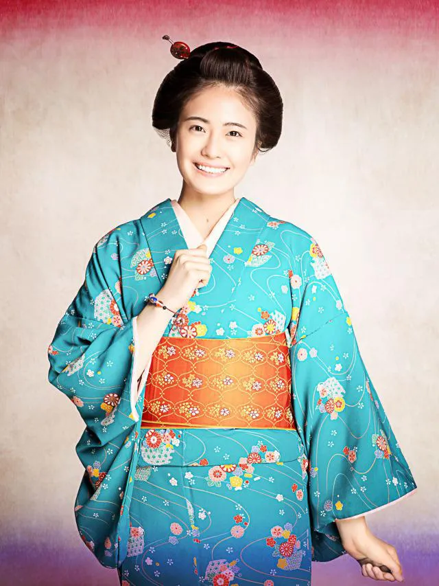 【写真】日本髪に着物姿で、ういういしい笑顔を見せる乃木坂46の清宮レイ。記憶喪失の女の子ハナを演じる