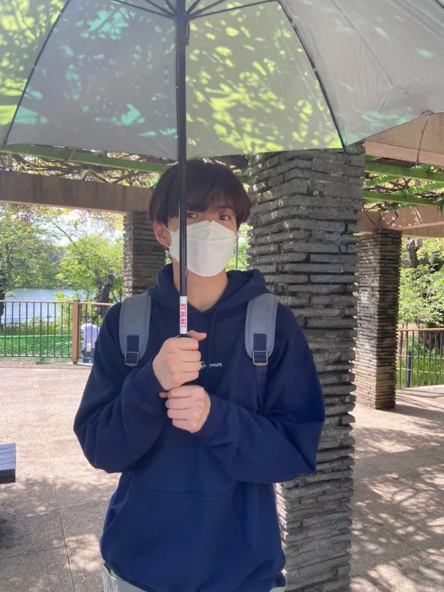 【写真】かわいさがあふれる佐藤大樹の日傘を両手で持つショット