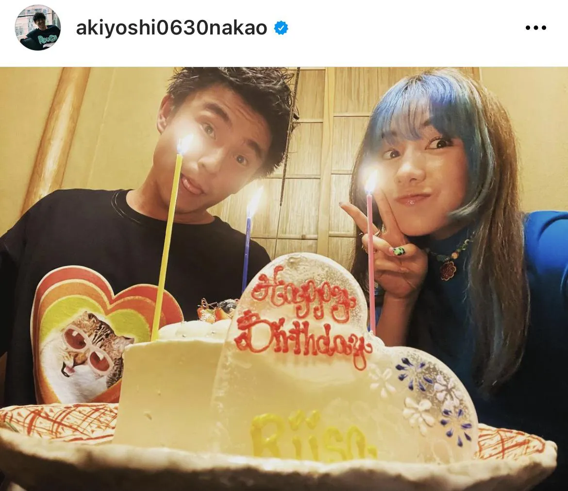 【写真を見る】バースデーケーキを前にピースサインをする仲里依紗と中尾明慶
