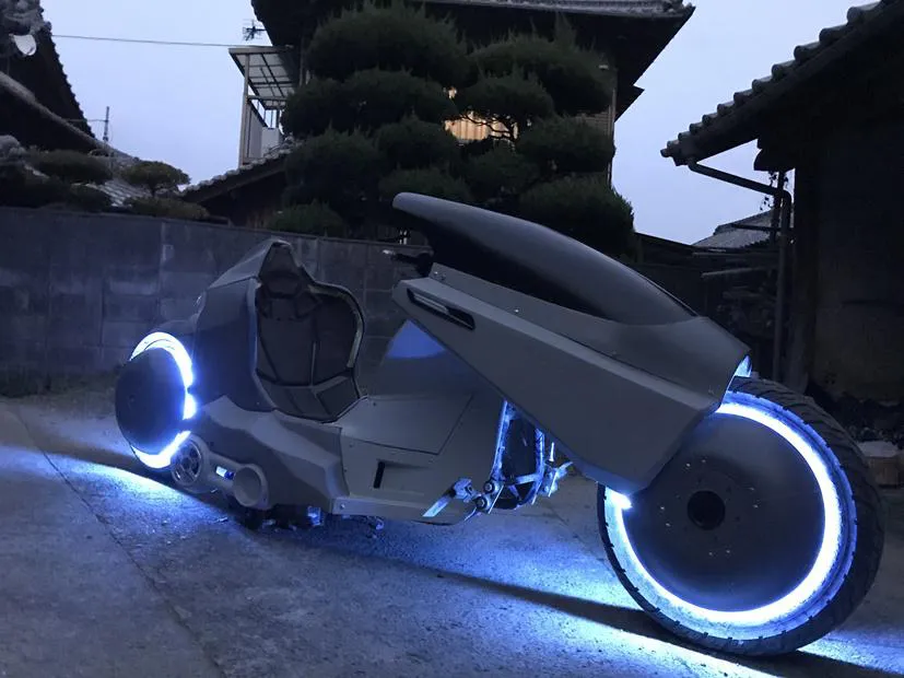 【写真】タイヤが光ってる…！“金田のバイク”、圧巻の再現度