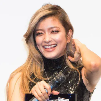 ローラ、ルームウェアでリラックスした帰国報告「おかえりー」「ローラが日本に居ると思うと嬉しい」の声