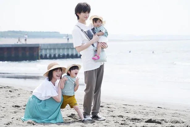 【写真】本物の家族みたい！子供を抱っこし、海辺で遊ぶ今田美桜“麻理鈴”＆高橋文哉“山瀬”