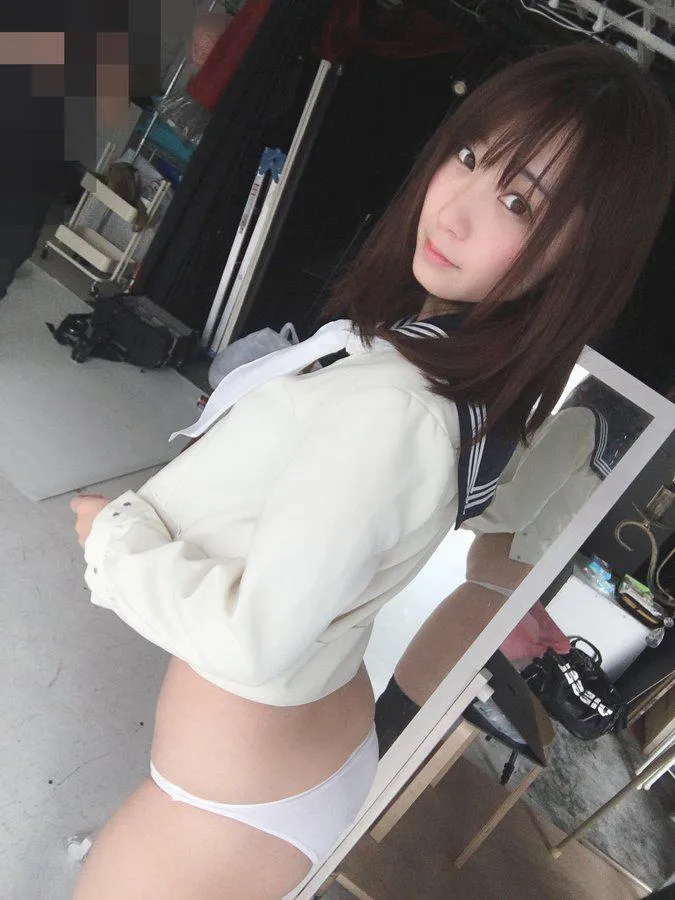 【写真】“美ヒップ”がチラリ…伊織もえのセーラー服ショット