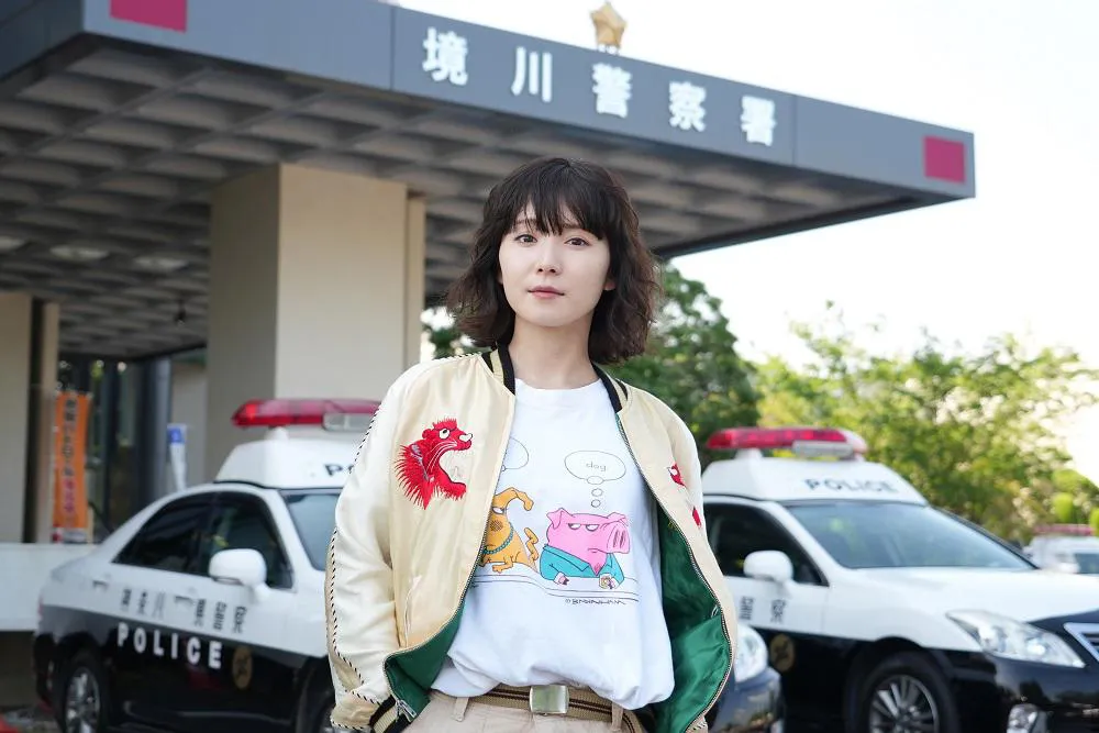 【写真】松岡茉優、警察署前で“キメキメ”なスカジャンショット