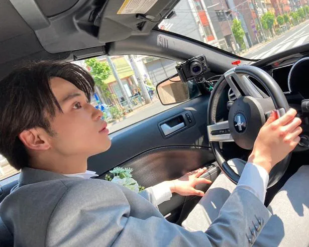 【写真を見る】「ドライブデート」運転席でハンドルをにぎる中田圭祐